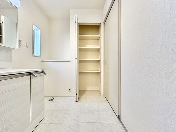 洗面室にはうれしいリネン収納があります。 