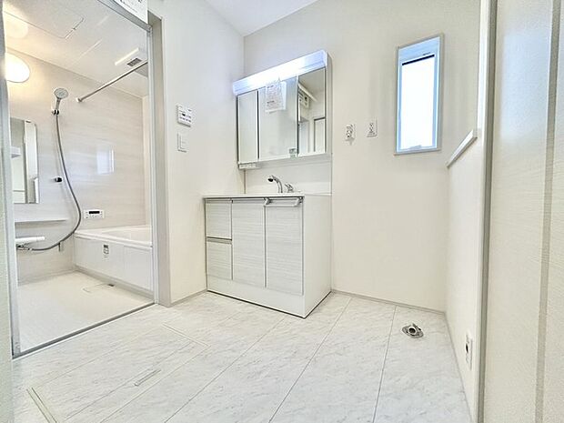 洗面室にはうれしいリネン収納があります。 