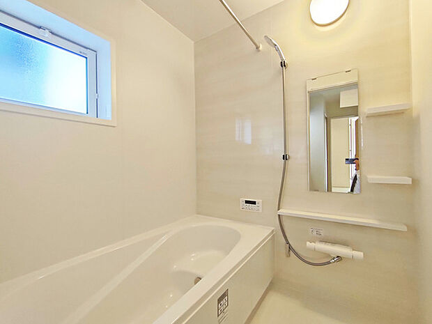 広々1坪タイプのゆったり浴室ユニット。防カビ・抗菌素材なのもうれしい。 