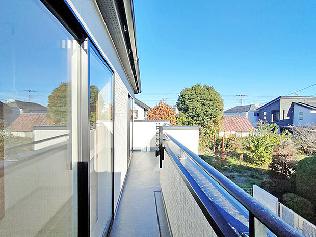 南側に面したワイドな幅のバルコニー、カラッと洗濯物が乾きそう。 