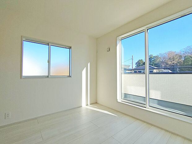 広々バルコニーから、たっぷり太陽の恵みが得られます。