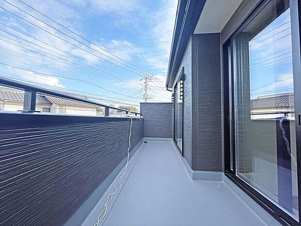 らくらくお洗濯を助ける広いバルコニー。