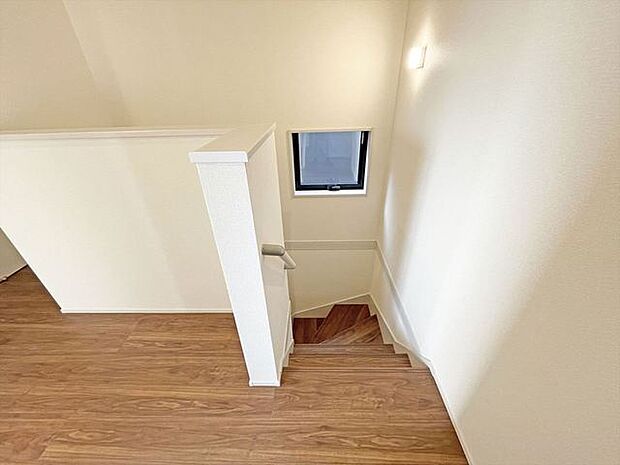 階段には手すりがついています