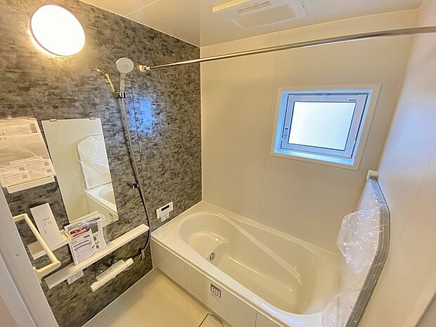 浴室は湿気がたまりやすく、換気扇だけでは心配。。。窓をあければお風呂がカラっと乾きます。