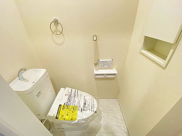 お手洗いこそシンプルな清潔感が重要、白いクロスに白いお手洗いを配置しました。