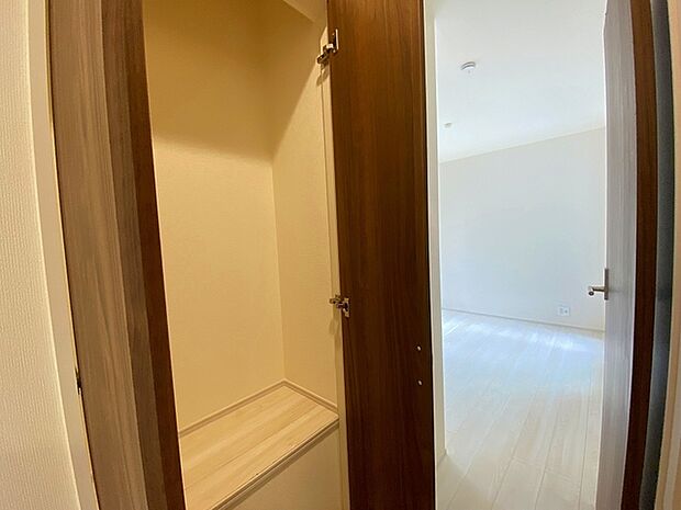 廊下や玄関の共用部には、こんな収納があるととっても便利です。