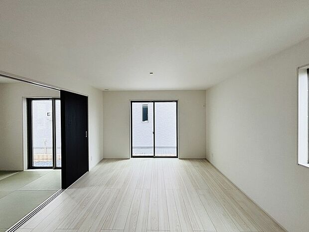 ご家族みんながゆったりくつろげる広々リビング。 