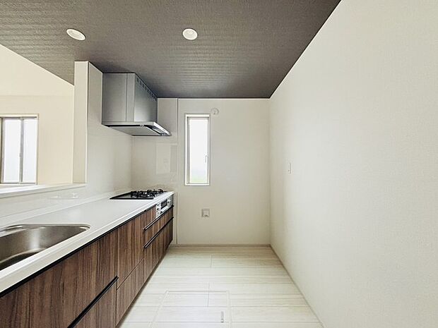 キッチン裏の空間もしっかり確保。カップボードも大きなものを置けそうです。 