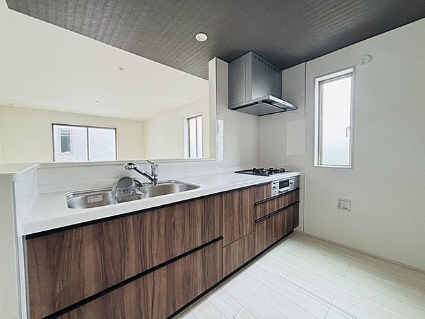 新築ならでは特典。未使用でスベスベの人造大理石を撫でてみてください。 