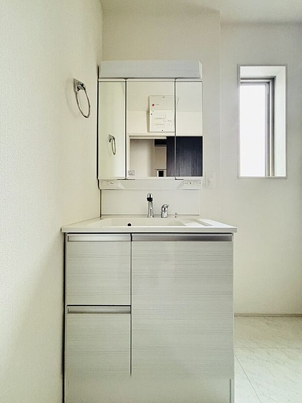 収納力と機能性に優れた、お手入れラクラク洗面化粧台。