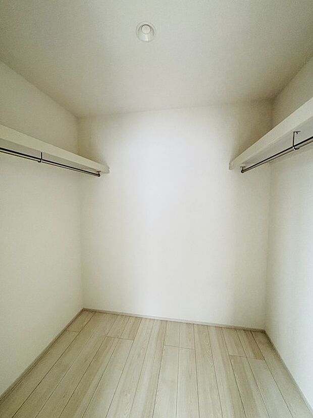 収納力と使い勝手がうれしいウォークインクローゼットがあります