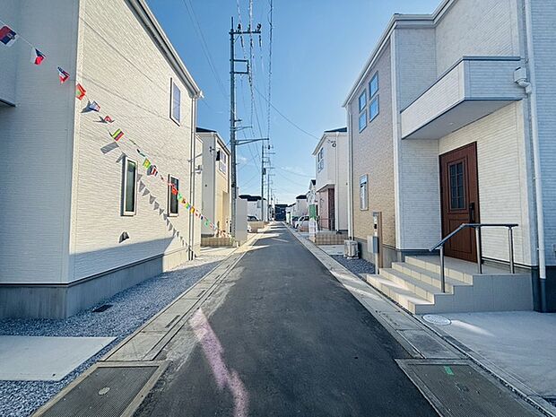 前面道路は歩道も整備され、小さなお子様にも安心です。