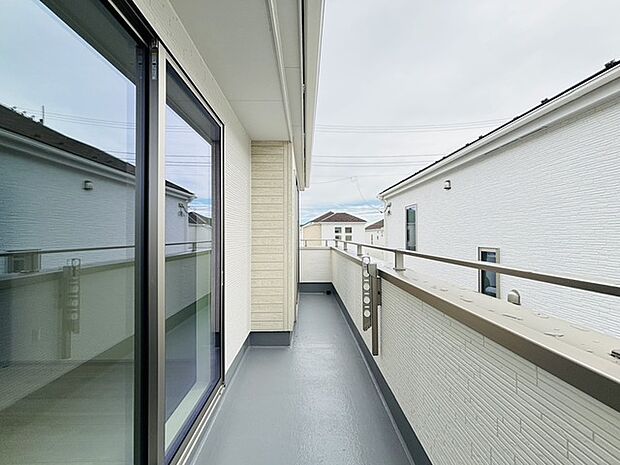 南側に面したワイドな幅のバルコニー、カラッと洗濯物が乾きそう。