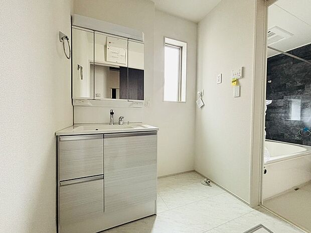 洗面台横にランドリーコーナーもゆったり。ドラム式洗濯機も置けそう。