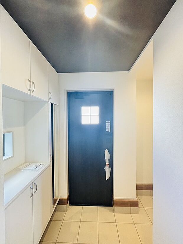 誰も住んだことのない家の玄関スペース。あたらしい木のにおいを感じていただけると思います。