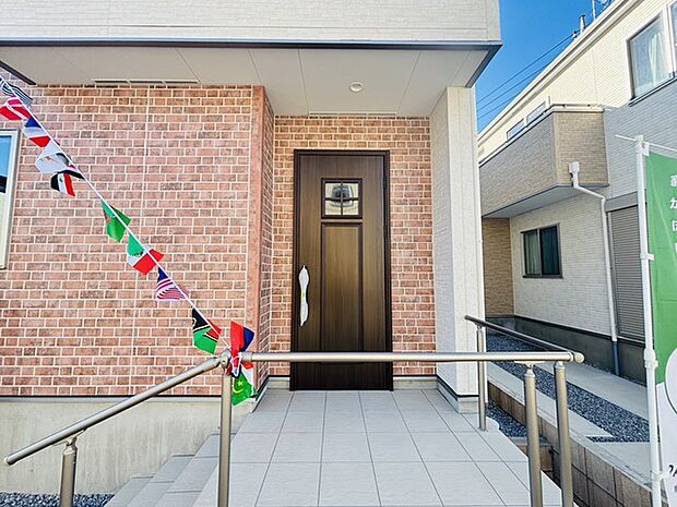 ポーチのついた新築分譲物件。玄関の印象はいかがでしょうか?入口からご覧ください。