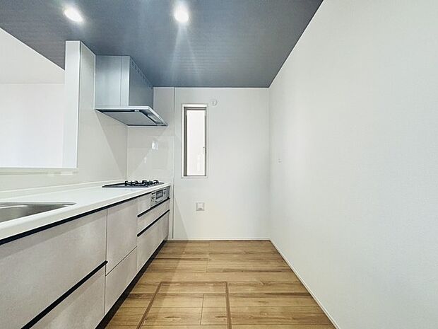 キッチン裏の空間もしっかり確保。カップボードも大きなものを置けそうです。