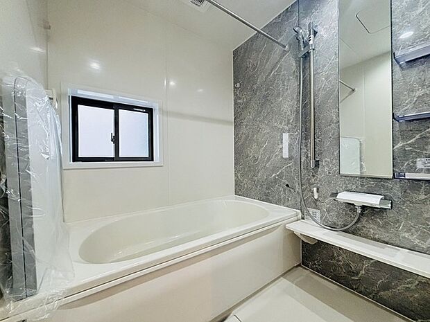 広々1坪タイプのゆったり浴室ユニット。防カビ・抗菌素材なのもうれしい。