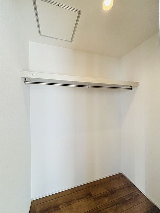 収納力と使い勝手がうれしいウォークインクローゼットがあります