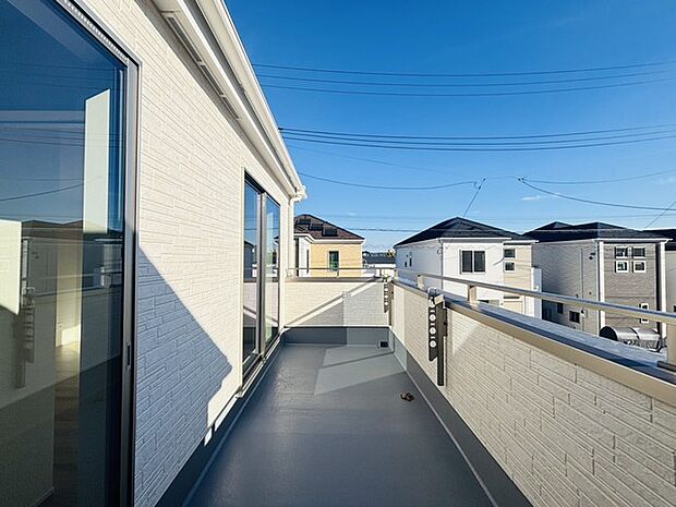 南側に面したワイドな幅のバルコニー、カラッと洗濯物が乾きそう。