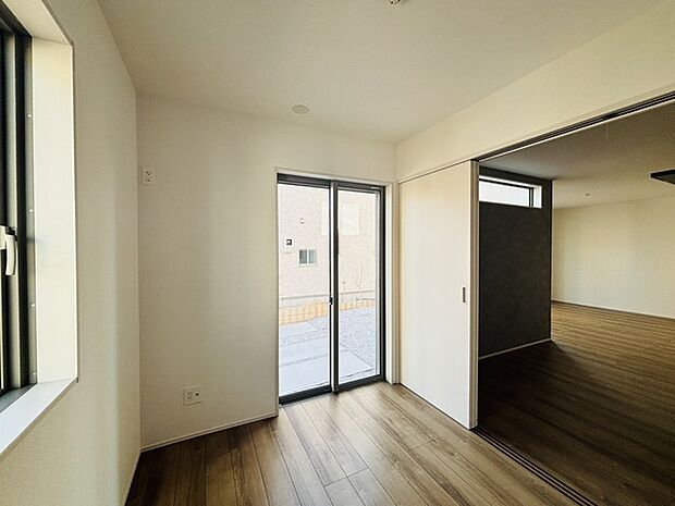 たっぷりの陽光と、心地よい風が舞い込みます。