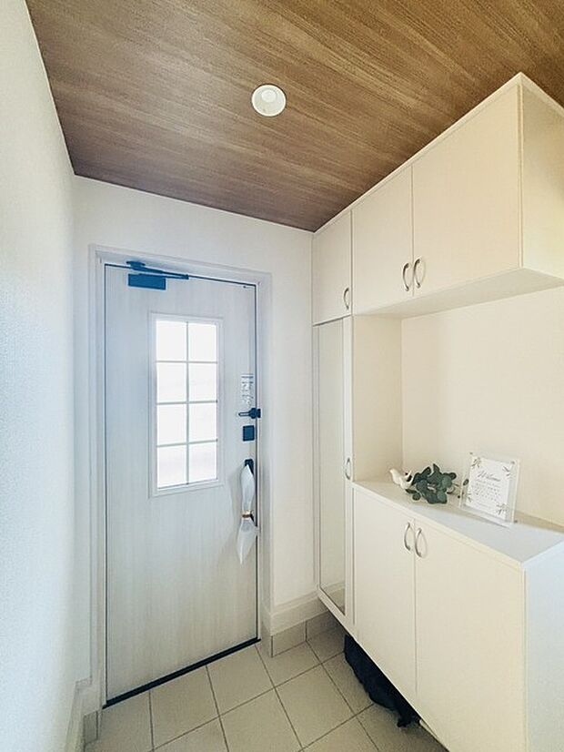 誰も住んだことのない家の玄関スペース。あたらしい木のにおいを感じていただけると思います。 