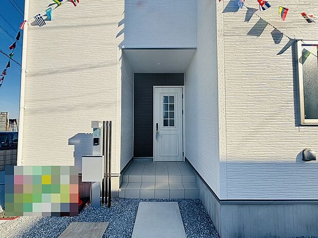 ポーチのついた新築分譲物件。玄関の印象はいかがでしょうか?入口からご覧ください。