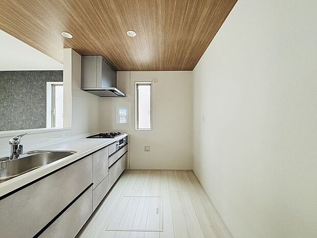 キッチン裏の空間もしっかり確保。カップボードも大きなものを置けそうです。 