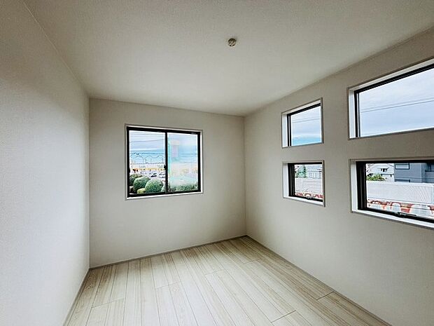 たっぷりの陽光と、心地よい風が舞い込みます。