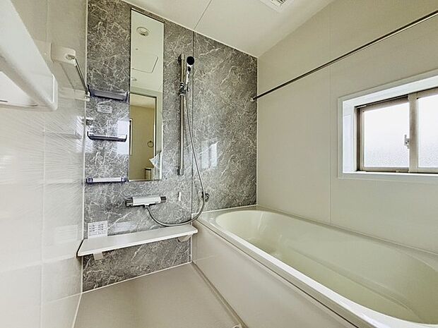 広々1坪タイプのゆったり浴室ユニット。防カビ・抗菌素材なのもうれしい。