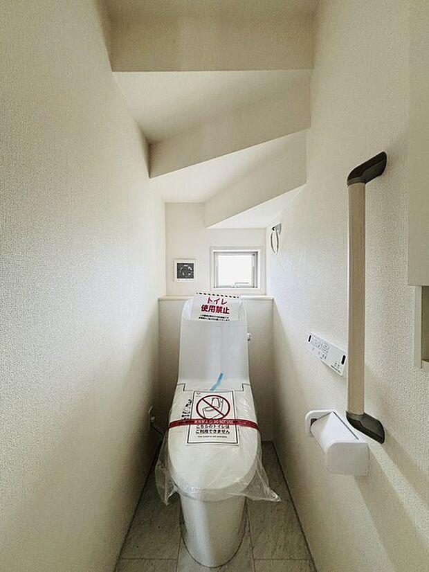 もちろんウォシュレット機能付き。憩いの場としてひそかに注目度の高いお手洗いにもご注目ください。