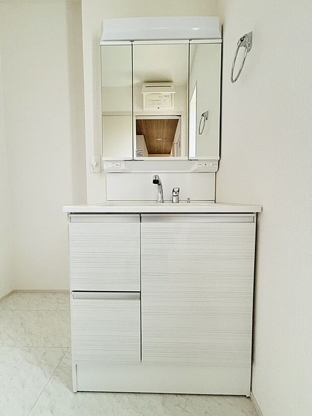 収納力と機能性に優れた、お手入れラクラク洗面化粧台。 