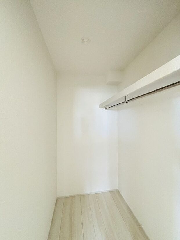 収納力と使い勝手がうれしいウォークインクローゼットがあります