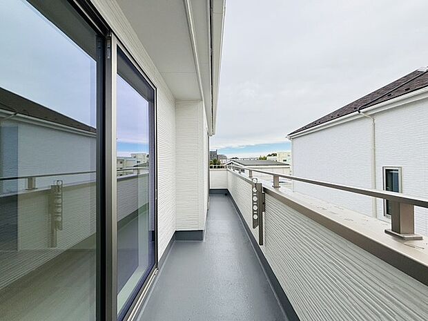 南側に面したワイドな幅のバルコニー、カラッと洗濯物が乾きそう。