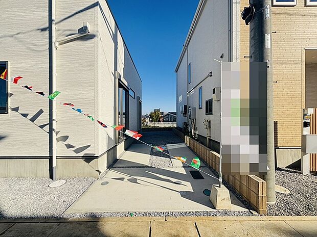 駐車場は2台まで駐車可能。マイカーの車幅もお確かめください。