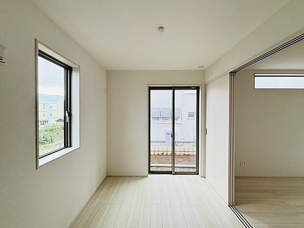 南向きの大きな窓から、たっぷりの陽射しが射し込みますね。