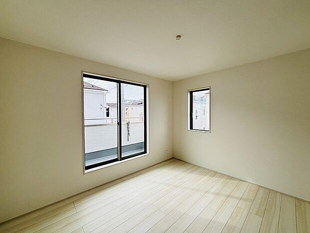 新築の木の匂いのする室内。写真では伝わらないので、ぜひ現地でお確かめください。