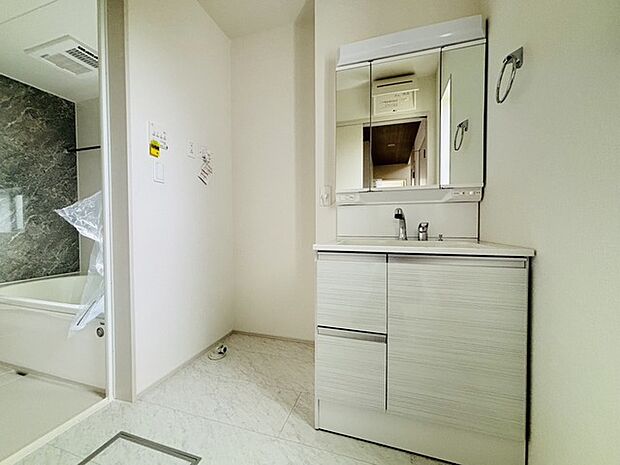 洗面台横にランドリーコーナーもゆったり。ドラム式洗濯機も置けそう。 