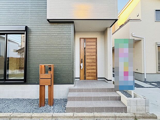 ポーチのついた新築分譲物件。玄関の印象はいかがでしょうか?入口からご覧ください。