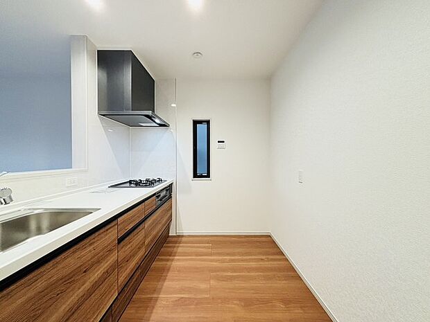 キッチン裏の空間もしっかり確保。カップボードも大きなものを置けそうです。 