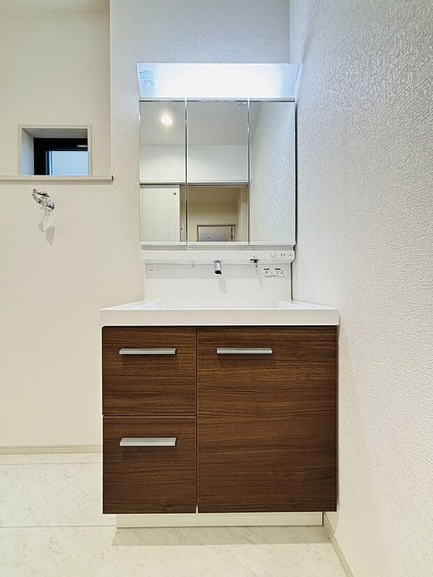 収納力と機能性に優れた、お手入れラクラク洗面化粧台。 