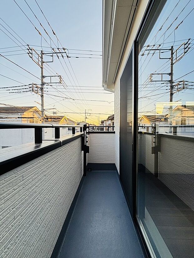 南向きバルコニーでお洗濯ものはいつもカラッと乾きます。 