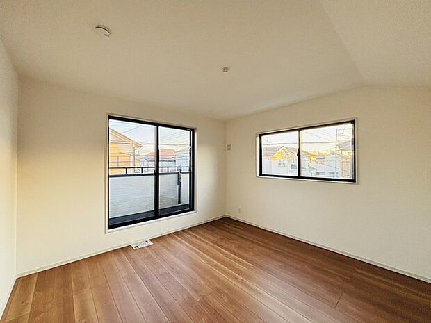 新築の木の匂いのする室内。写真では伝わらないので、ぜひ現地でお確かめください。