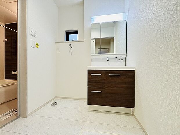 洗面台横にランドリーコーナーもゆったり。ドラム式洗濯機も置けそう。
