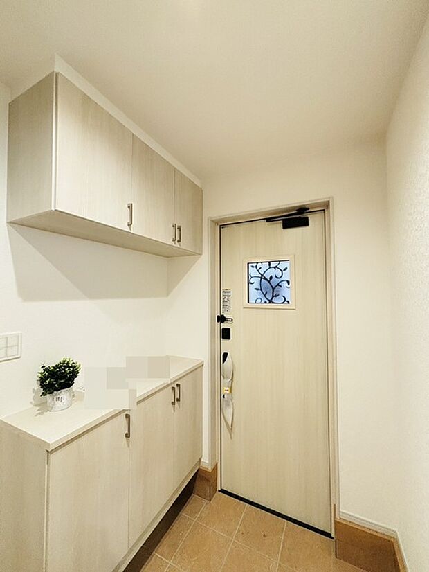 誰も住んだことのない家の玄関スペース。あたらしい木のにおいを感じていただけると思います。