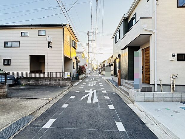 前面道路は歩道も整備され、小さなお子様にも安心です。