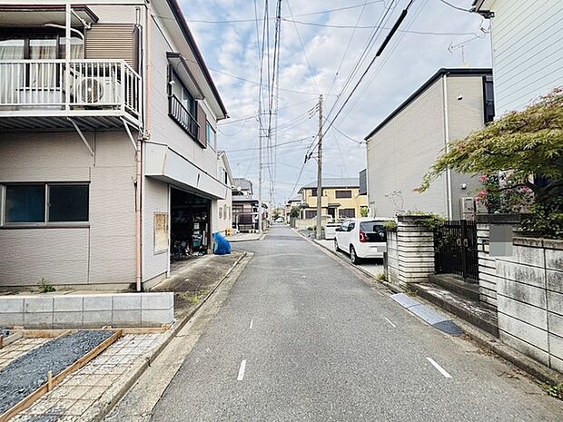 住民の方が主に利用する交通量少なめの道路に面してます。