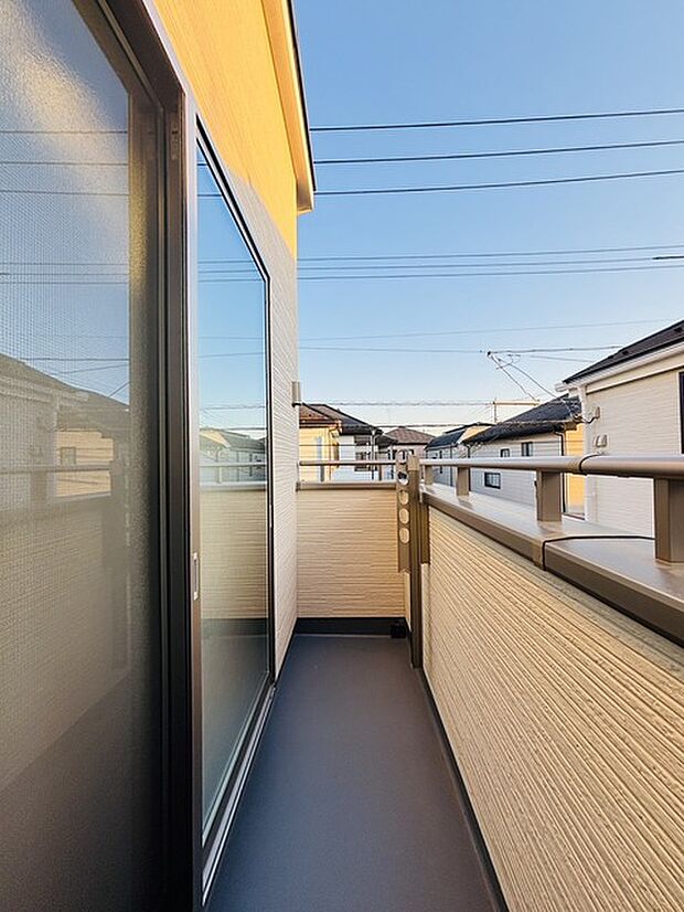 南向きバルコニーでお洗濯ものはいつもカラッと乾きます。 