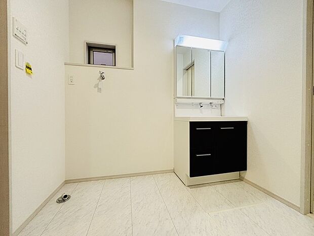 洗面台横にランドリーコーナーもゆったり。ドラム式洗濯機も置けそう。