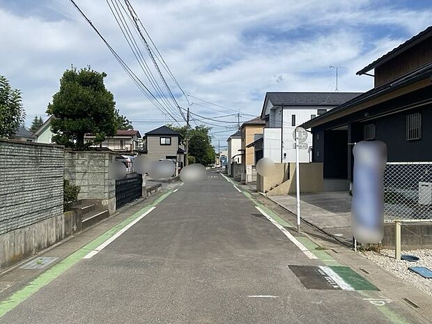 駐車が苦手な方にも嬉しい、前面6m道路に面した住まい。